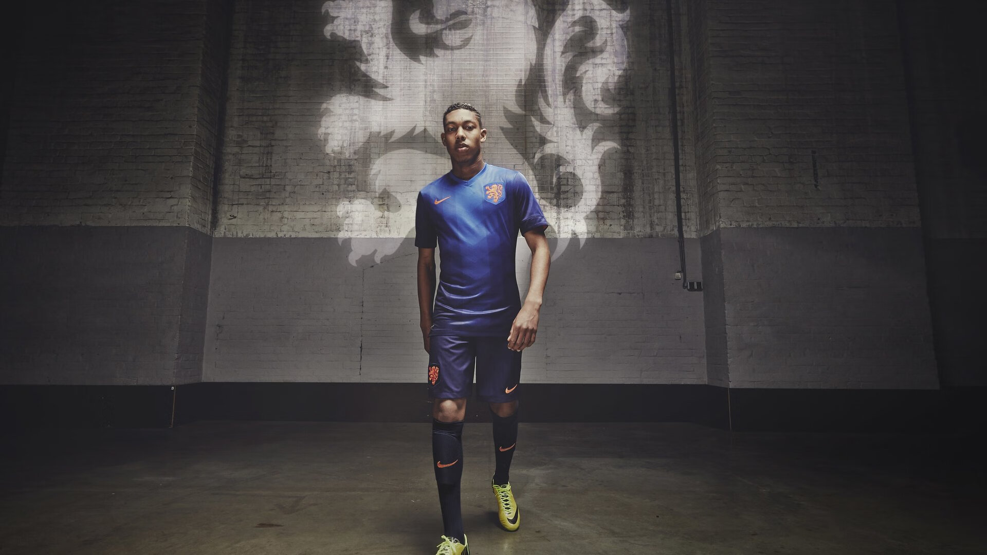 欧冠半决赛之夜，霍勒迪关键战不手软，当沉默的利刃刺穿喧嚣